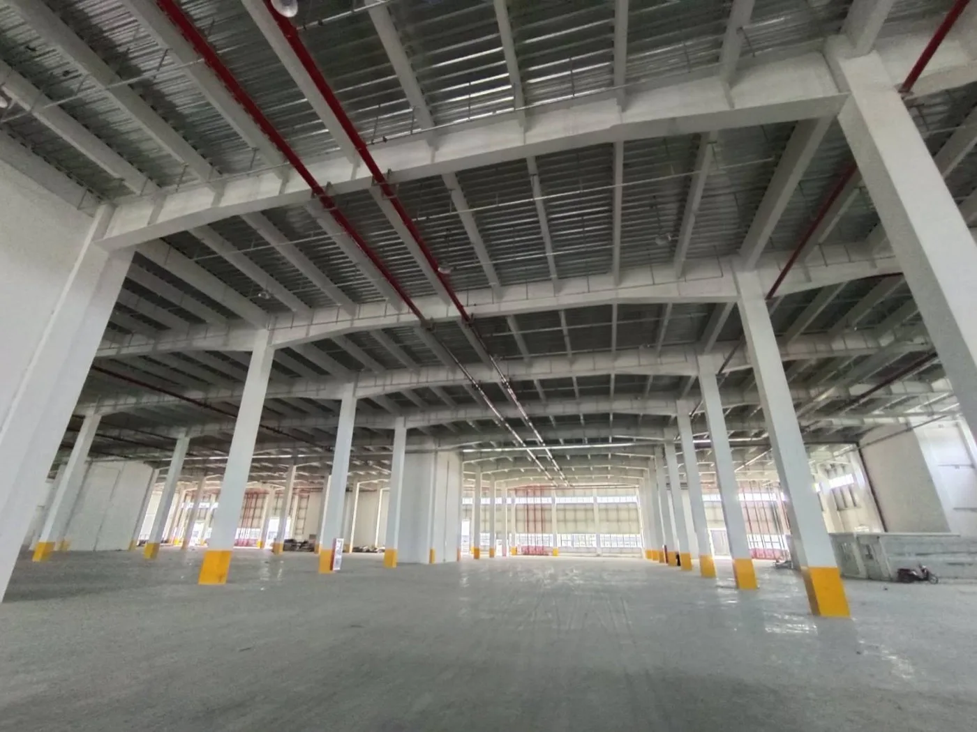 ภายในอาคารโรงงานที่ทาสีกันไฟแล้ว